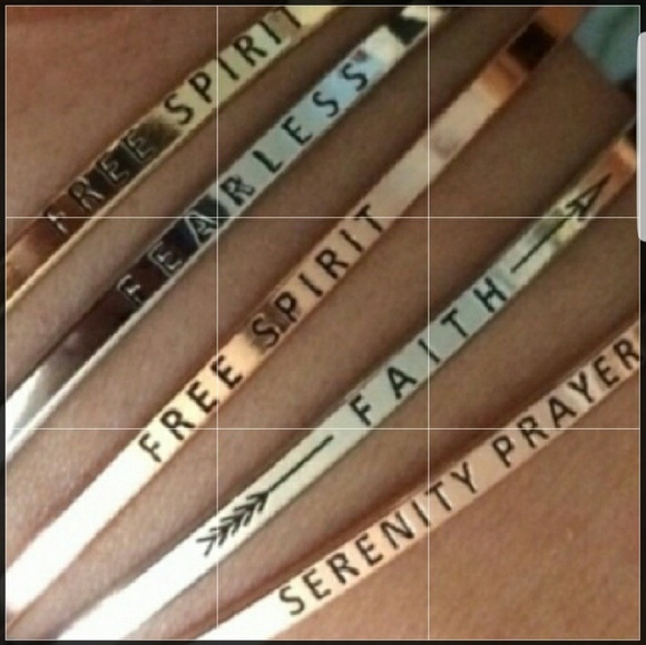 GOLD "FEARLESS" BRACELET - Picture 1 of 4